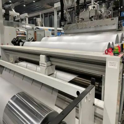 購入 2400mm / 2600mm ワイド EVA 太陽光フィルムエクストルーションライン 300-700kg/h 出力と 16m/s 太陽光パネルのエンカプスレーションのための最大ライン速度 online manufacture